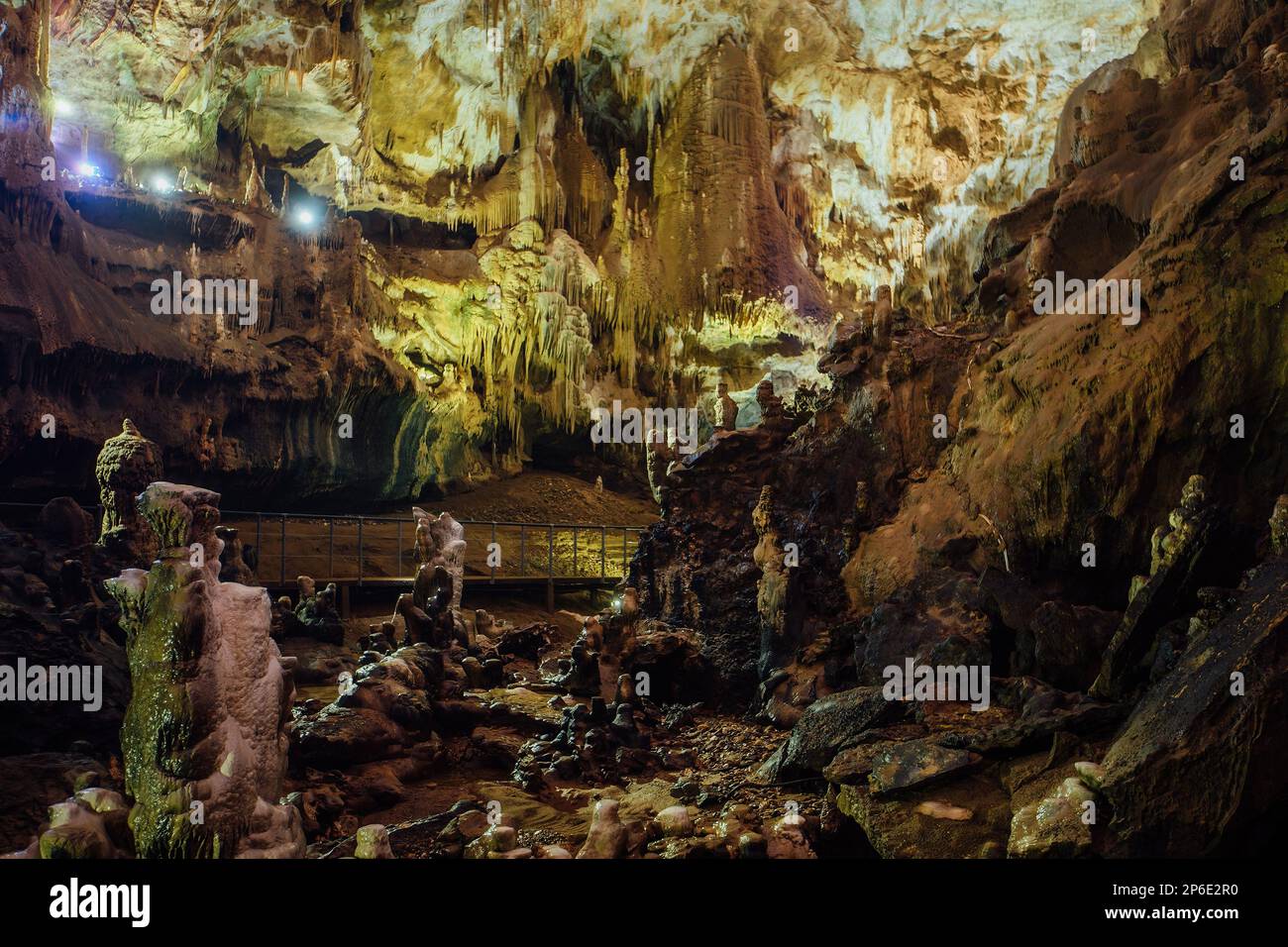 Im Inneren der touristischen Prometheus Cave in Tskaltubo, Imereti Region, Georgia. Stockfoto