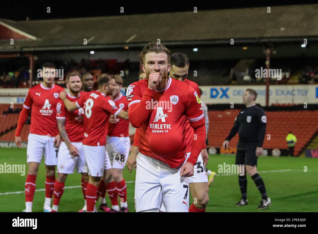 Nicky Cadden #7 7. von Barnsley feiert sein Ziel, es beim Sky Bet League 1-Spiel Barnsley vs Portsmouth in Oakwell, Barnsley, Großbritannien, 2-0 2023 zu schaffen (Foto von Mark Cosgrove/News Images) Stockfoto