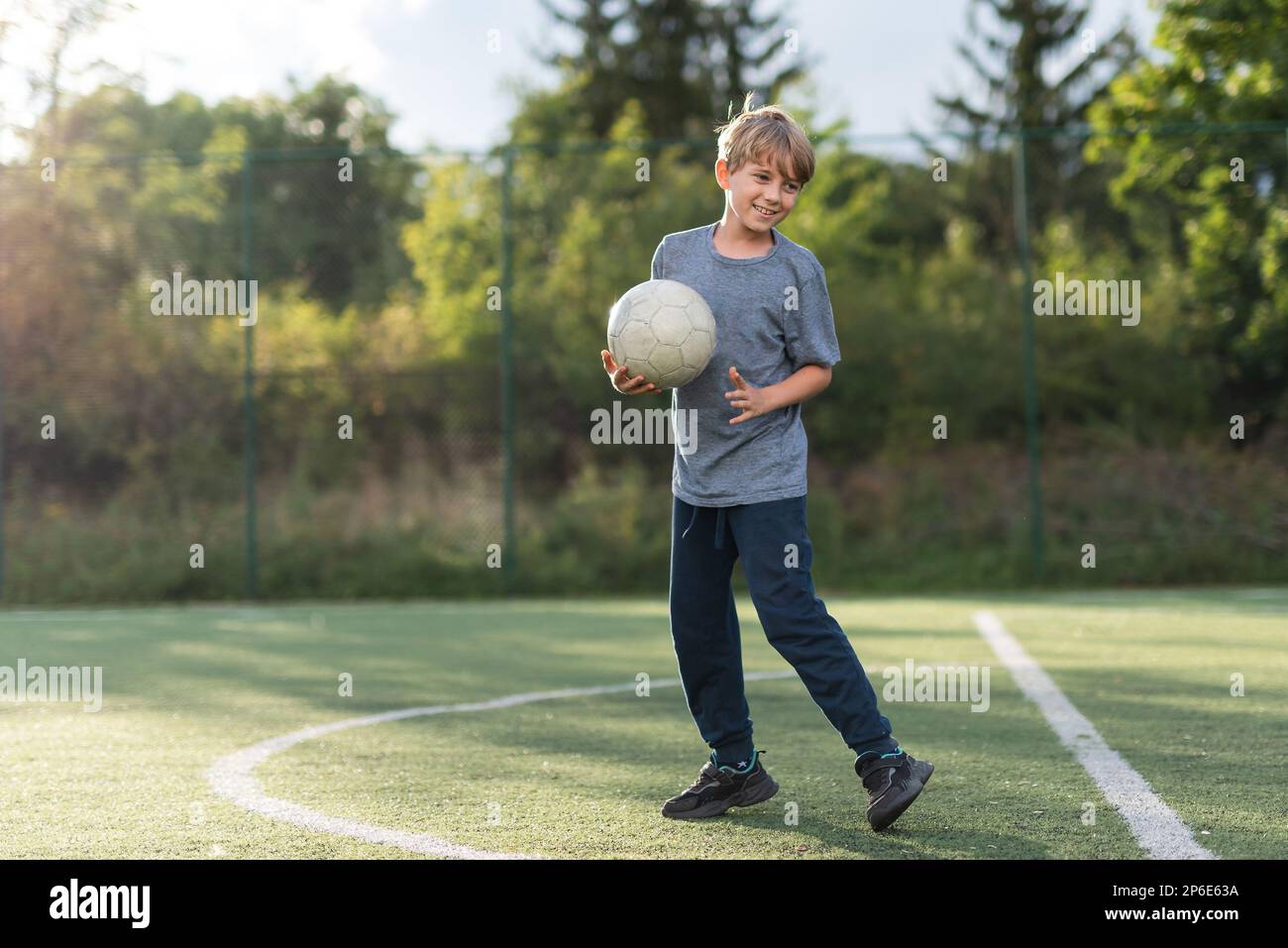 Kleiner Junge beim Training Fußball Stockfoto