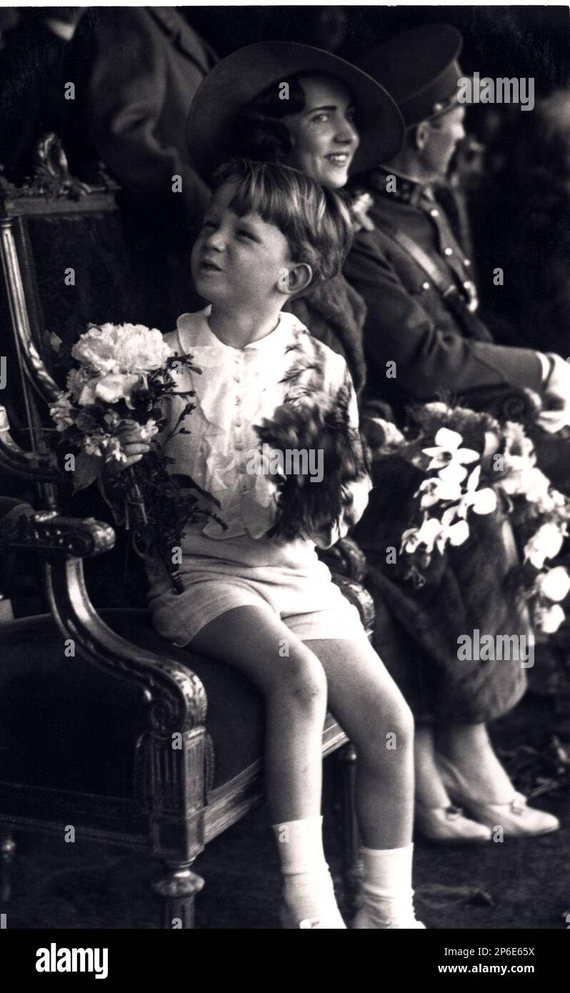 1935 , 16 . juni , Brüssel , Belgien : ( von links nach rechts auf diesem Foto) der zukünftige König BAUDOUIN ( 1930 - 1993 , König von 1951 bis 1993 und verheiratet mit Fabiola de Mora y Aragon im Jahr 1960 ), die DÄNISCHE Prinzessin INGRID ( Geboren als Prinzesse von Schweden , Cousine von Königin Astrid der Belgier , Mutter von Baudoin ) künftige Königin von Dänemark im Jahr 1947 ( heiratet den König Frederik IX von Dänemark am Tag des 24 . Mai 1935 ) , König LEOPOLD III der Belgier SACHSEN COBURG GOTHA ( 1901 - 1983 ). - Haus BRABANT - BRABANTE - BALDOVINO - Königliche Hoheit - nobili - nobiltà - principe reale - BELGIO - DANIMARKA - Hafen Stockfoto