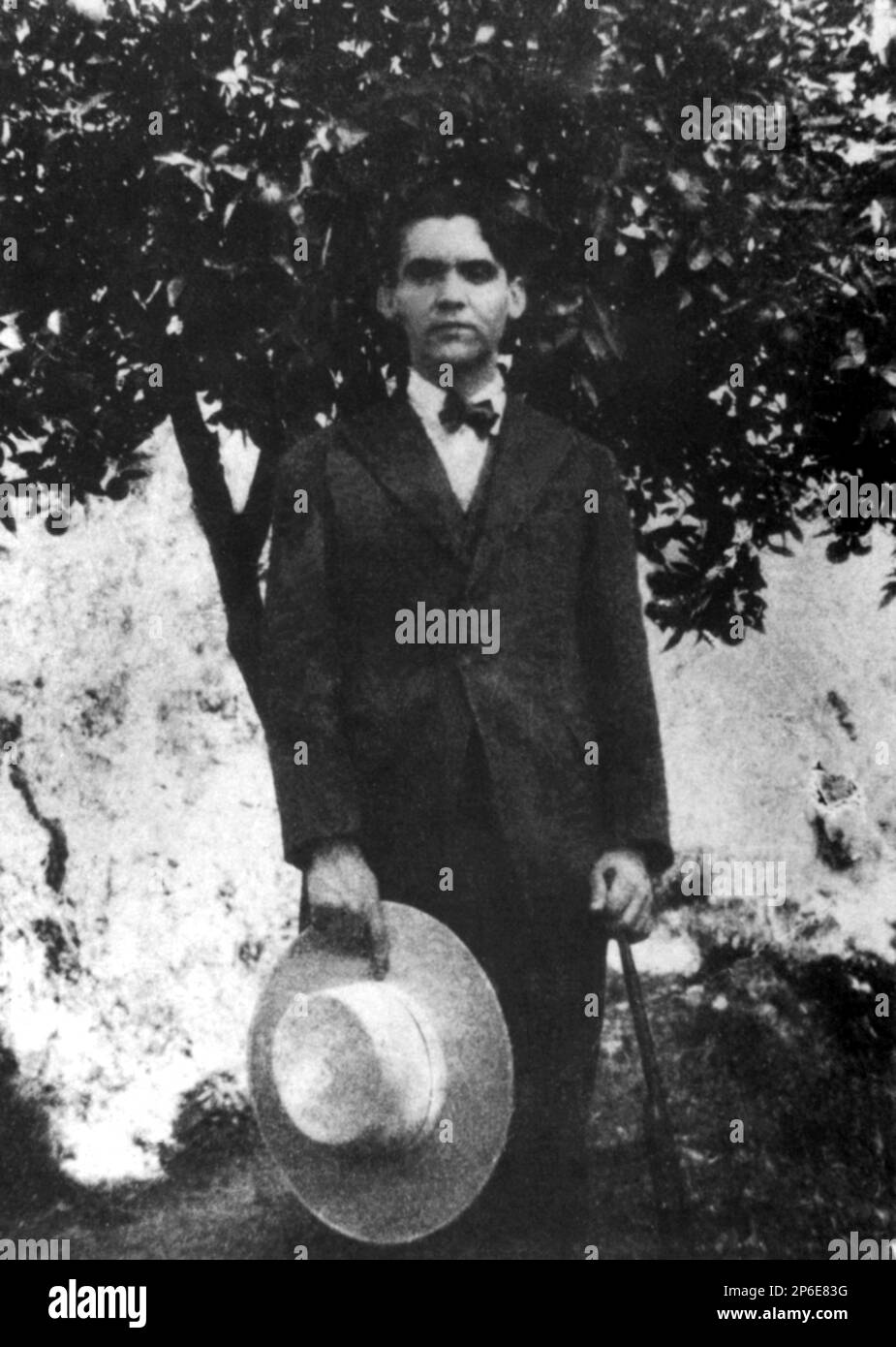 1918 , Granada , SPANIEN : der spanische Dichter FEDERICO GARCIA LORCA ( 1898 - 1936 ) als Kind im Alter von 20 Jahren in La Alpujarra , Granada . POETA - POESIA - POESIE - POESIE - LETTERATURA - LITERATUR - Letterato - SCHWUL - homosexuell - Homosexualität - Omosessualità - LGBT - Omosessuale - Portrait - Rituto - personalità celebrità da giovane - Giovani - Prominente Persönlichkeiten, als Junge war - Hut - cappello - Stock - Bastone da passeggio --- Archivio GBB Stockfoto