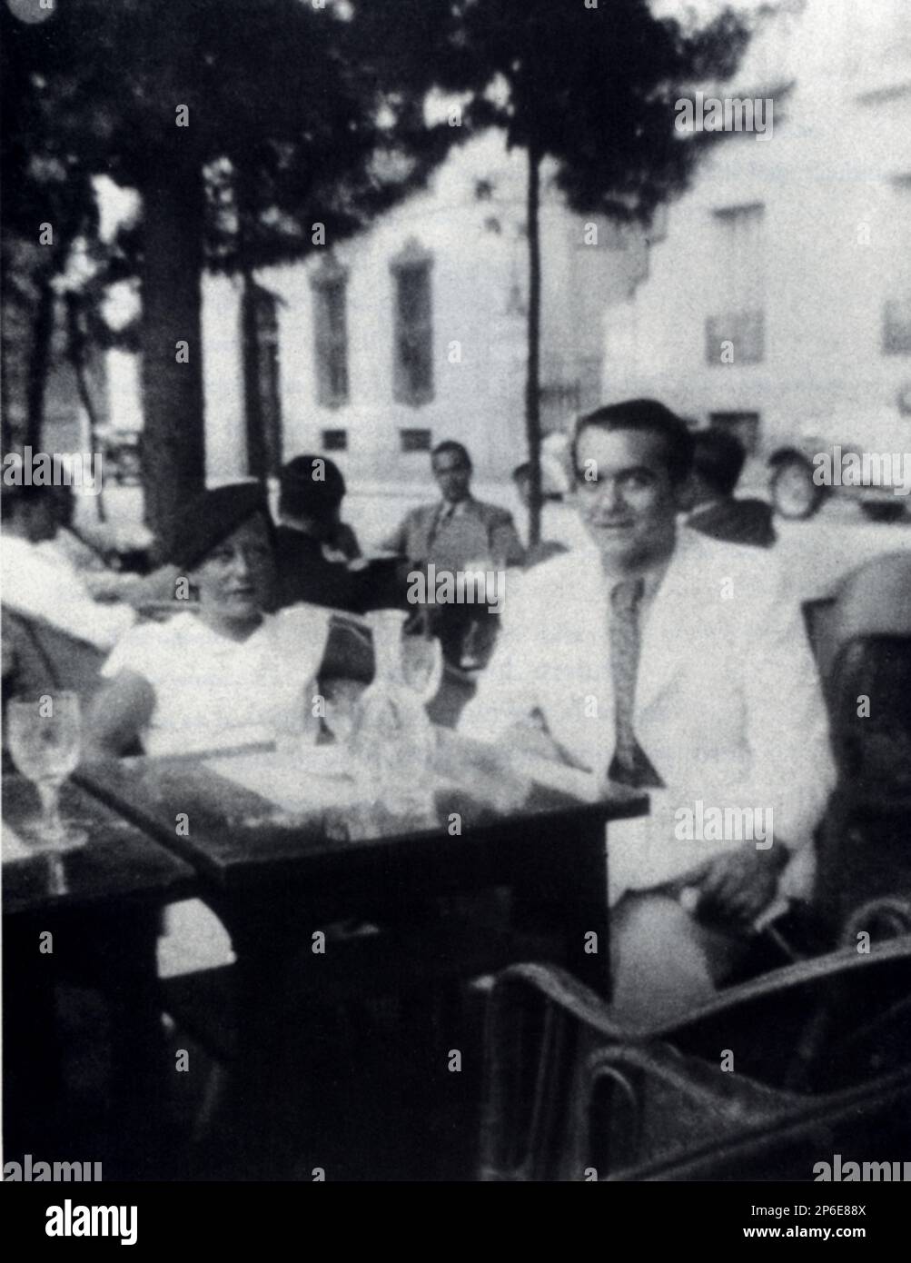 1936, Madrid, SPANIEN : der spanische Dichter FEDERICO GARCIA LORCA ( 1898 - 1936 ) mit MANUELA ARNICHES . Das ist eines der letzten Fotos vor seinem Tod. - POETA - POESIA - POESIE - LETTERATURA - LITERATUR - Letterato - GAY - Homosexuell - Homosexualität - Omosessualità - LGBT - Omosessuale - Portrait - Rituto - Cafe' - Caffe' ---- Archivio GBB Stockfoto
