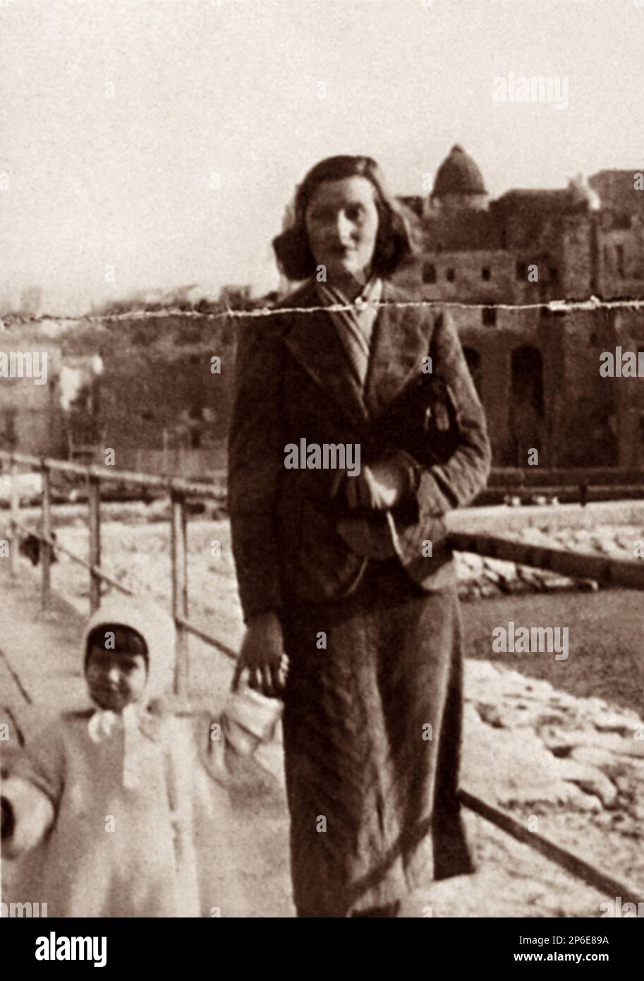 1936 , Pozzuoli , Neapel , ITALIEN : die Filmschauspielerin SOPHIA LOREN ( geboren Sofia Scicolone , Roma 1934 ), als Kind mit der Mutter ROMILDA VILLANI - KINO - personalità da giovani giovane - bambino bambina bambini - Persönlichkeiten, als kleine Kinder Baby -- - Archivio GBB Stockfoto