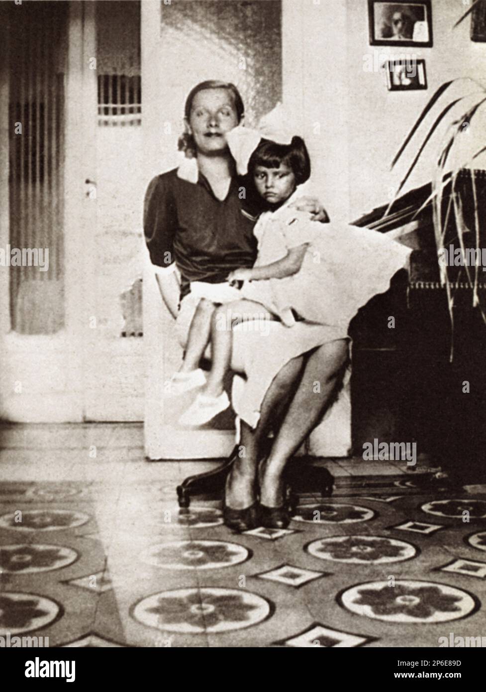 1937 Ca , Pozzuoli , Neapel , ITALIEN : Die Filmschauspielerin SOPHIA LOREN ( geboren Sofia Scicolone , Roma 1934 ), als Kind mit der Mutter ROMILDA VILLANI - KINO - personalità da giovani giovane - bambino Bambina Bambini - Persönlichkeiten, als kleine Kinder Baby --- Archivio GBB Stockfoto