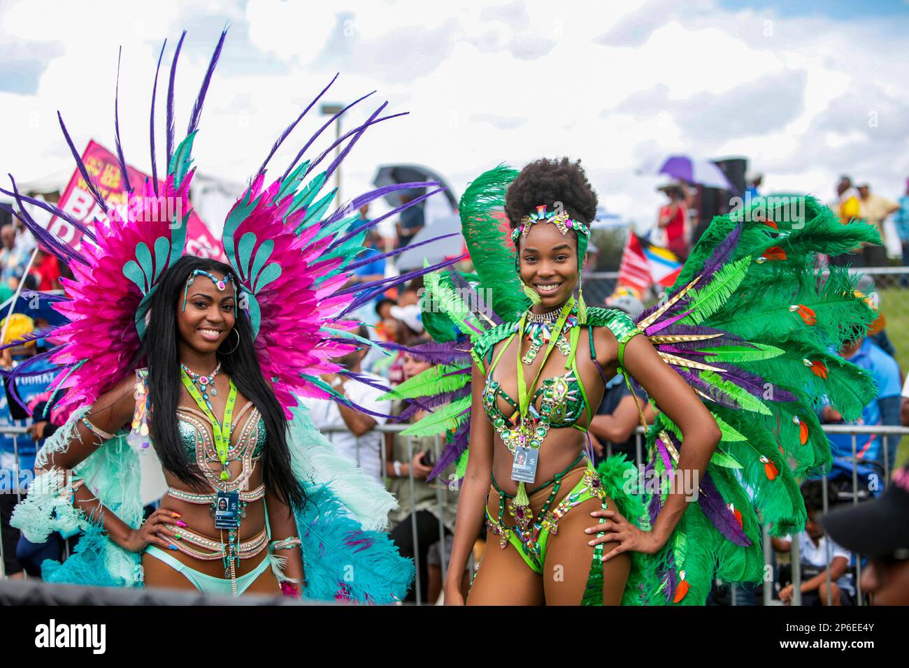 Karibische Frauen in Kostümen im Central Broward Park & Broward County Stadium in Lauderhill für das Cricket-Spiel West Indies gegen Indien. Stockfoto