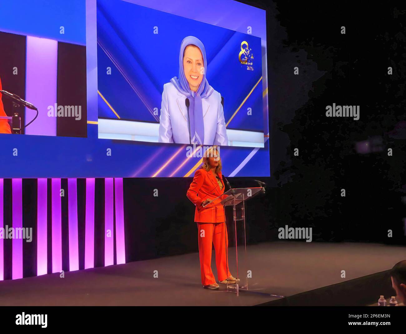 Kathleen Depoorter, Mitglied des belgischen Parlaments, lobt den Nationalen Widerstandsrat Irans, insbesondere ihr Engagement für die Gleichstellung der Geschlechter und die Freiheit während einer Konferenz, die vom iranischen Widerstand ausgerichtet wurde. Renommierte Führerinnen aus Europa und den USA nahmen an der Konferenz Teil. Der Schwerpunkt lag auf der führenden Rolle der Frauen in der iranischen Volksrevolution und ihrem Kampf gegen das frauenfeindliche Regime im Iran. Hauptrednerin war Maryam Rajavi, gewählte Präsidentin des Nationalen Widerstandsrates Irans. Stockfoto