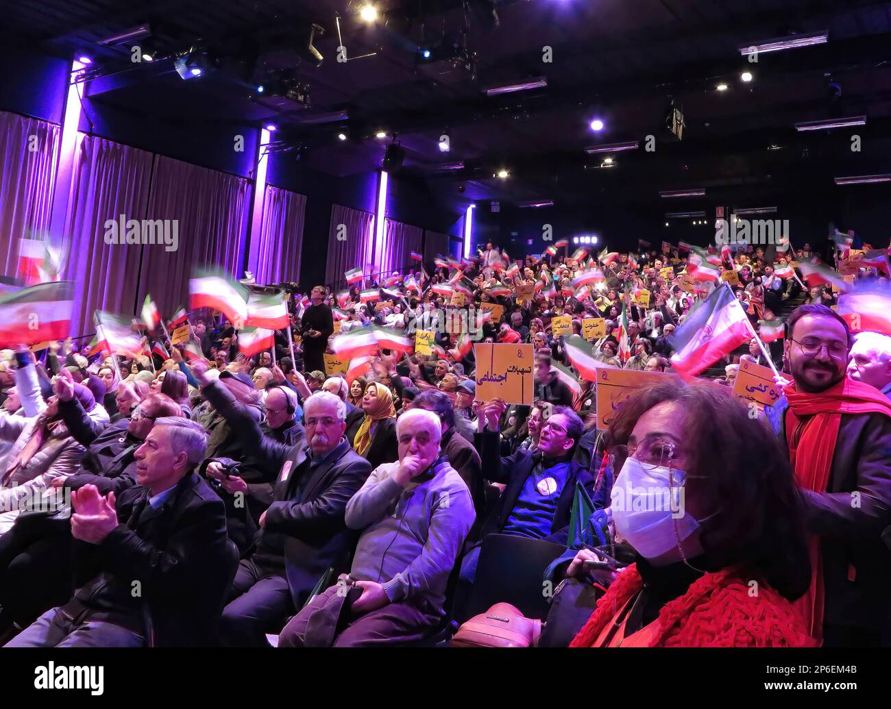Brüssel, Belgien. 04. März 2023. Eine Menge Teilnehmer hört den Rednern während einer Konferenz zu, die vom iranischen Widerstand ausgerichtet wird. Renommierte Führerinnen aus Europa und den USA nahmen an der Konferenz Teil. Der Schwerpunkt lag auf der führenden Rolle der Frauen in der iranischen Volksrevolution und ihrem Kampf gegen das frauenfeindliche Regime im Iran. Hauptrednerin war Maryam Rajavi, gewählte Präsidentin des Nationalen Widerstandsrates Irans. Kredit: SOPA Images Limited/Alamy Live News Stockfoto