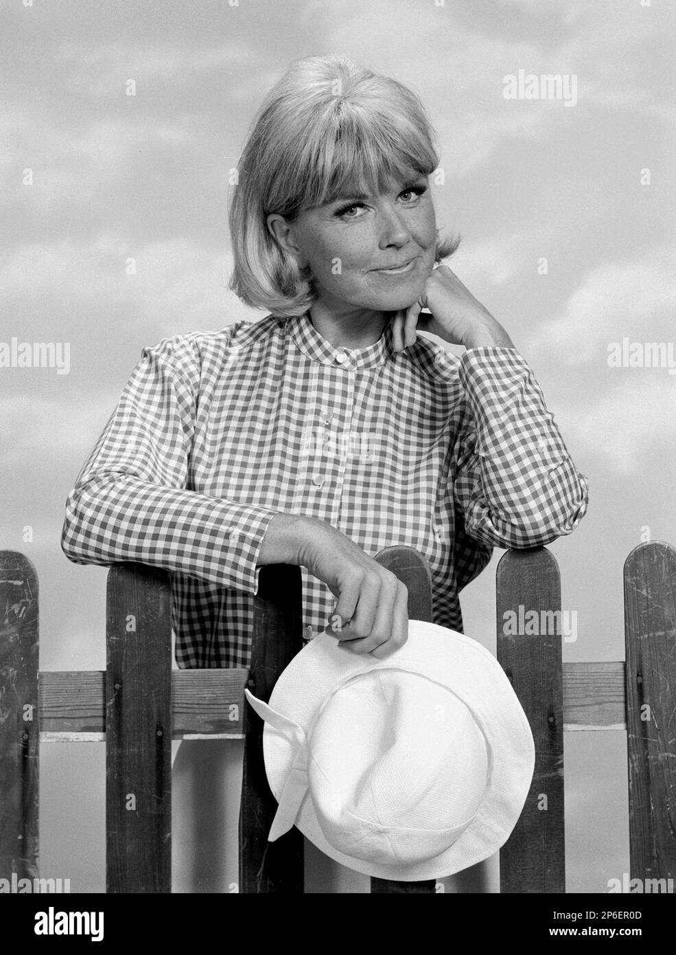 1968 : die Schauspielerin und Produzentin DORIS DAY ( echter Name Doris Mary Ann Kappelhoff , geboren am 3 . April 1924 Cincinnati, Ohio, USA ) In einer Publicity, die immer noch für die "Doris Day Show" steht [ CBS TV - Serie 1968 - 1973 ] - COMEDY - FERNSEHEN - TELEVISIONE - Hut - cappello - Quadretti --- Archivio GBB Stockfoto