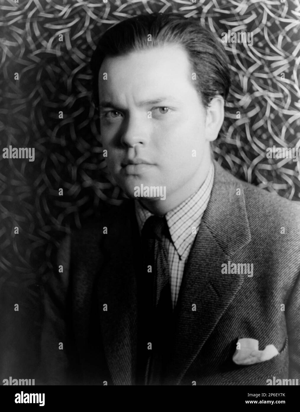 1943 c, New York , USA : Der Filmschauspieler und geniale Regisseur ORSON WELLES ( 1915 - 1985 ) in einem publizistischen Film , mit der Wahrscheinlichkeit von einem gefeierten Fotografen und Schriftsteller CARL VAN VECHTEN - RITRATTO - PORTRÄT - KINO - ATTORE CINEMATOGRAFICO - Halsband - colletto - fazzoletto nel Taschino --- NICHT FÜR WERBEZWECKE ----- NON PER USO PUBBLICITARIO --- ARCHIVIO GBB Archivio Stockfoto