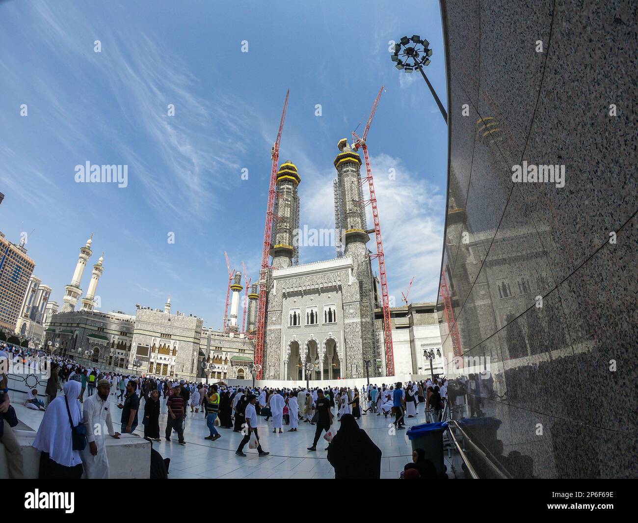 Masjid Al Haram, auch bekannt als die große Moschee von Mekka, ist eine Moschee, die die Kaaba in Mekka in der Mekka-Provinz Saudi-Arabien umgibt. Stockfoto