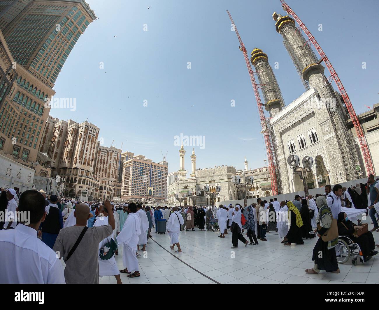 Masjid Al Haram, auch bekannt als die große Moschee von Mekka, ist eine Moschee, die die Kaaba
