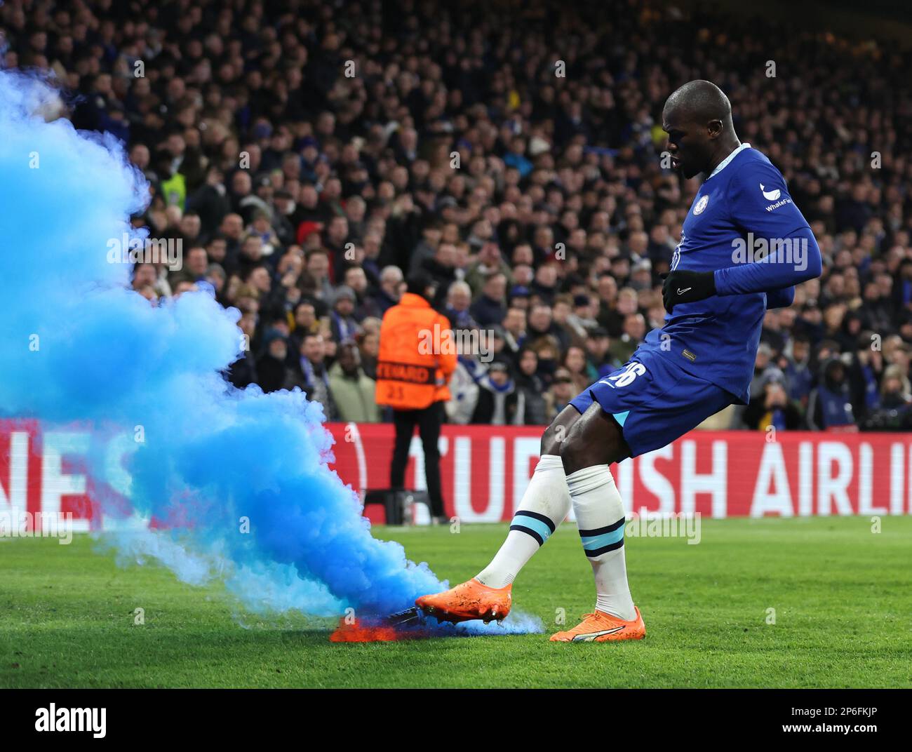 London, England, 7. März 2023. Kalidou Koulibaly von Chelsea lässt beim Spiel der UEFA Champions League auf der Stamford Bridge, London, eine Rauchfackel erstrahlen. Der Bildausdruck sollte lauten: David Klein/Sportimage Stockfoto