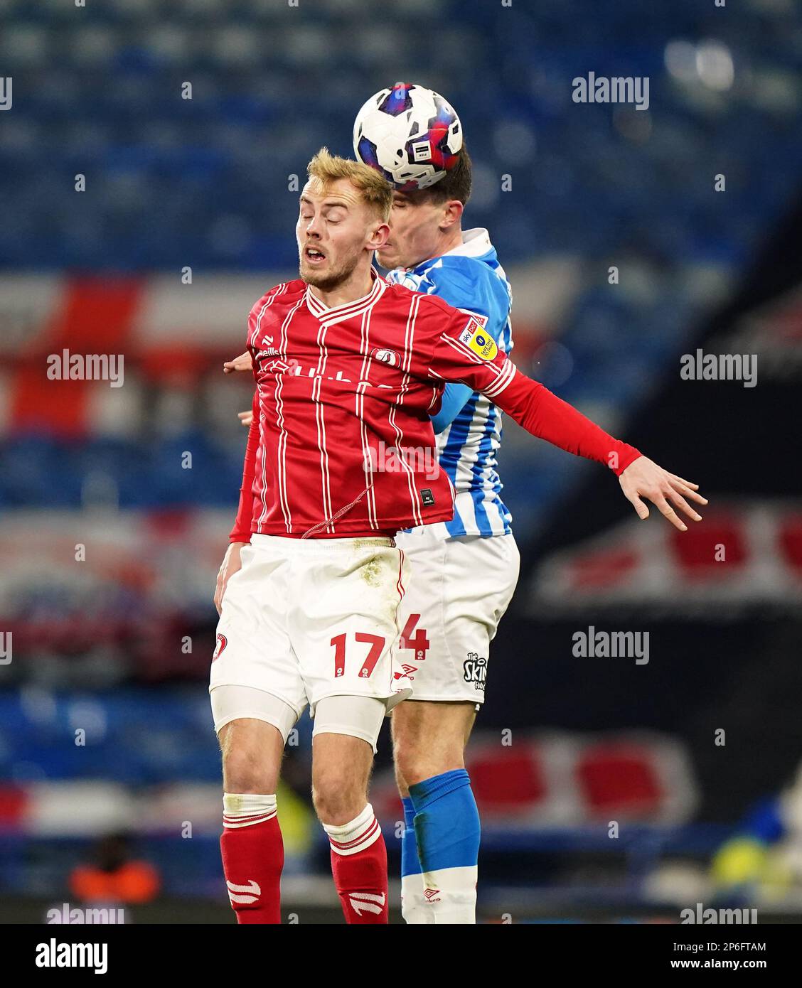 Die Mark Sykes (links) von Bristol City und Josh Ruffels von Huddersfield Town kämpfen beim Sky Bet Championship-Spiel im John Smith's Stadium, Huddersfield, um den Ball. Foto: Dienstag, 7. März 2023. Stockfoto