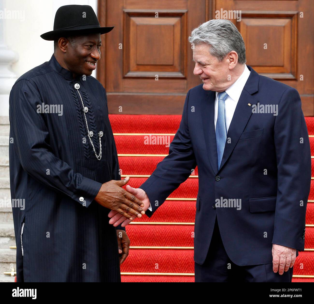 German President Joachim Gauck, right, welcomes the President of Nigeria Goodluck Jonathan at the Bellevue Palace in Berlin, Germany, Friday, April 20, 2012. (AP Photo/Michael Sohn) Stockfoto