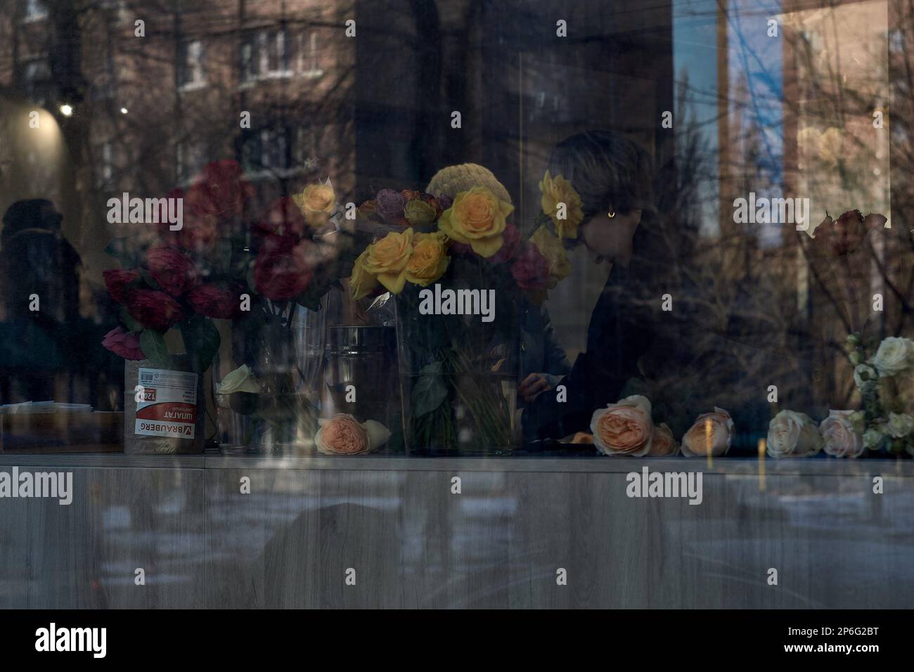 Voronesch, Russland. 7. März 2023. Ein Blumenladen am Vorabend des Frauentags. (Credit Image: © Mihail Siergiejevicz/SOPA Images via ZUMA Press Wire) NUR REDAKTIONELLE VERWENDUNG! Nicht für den kommerziellen GEBRAUCH! Stockfoto