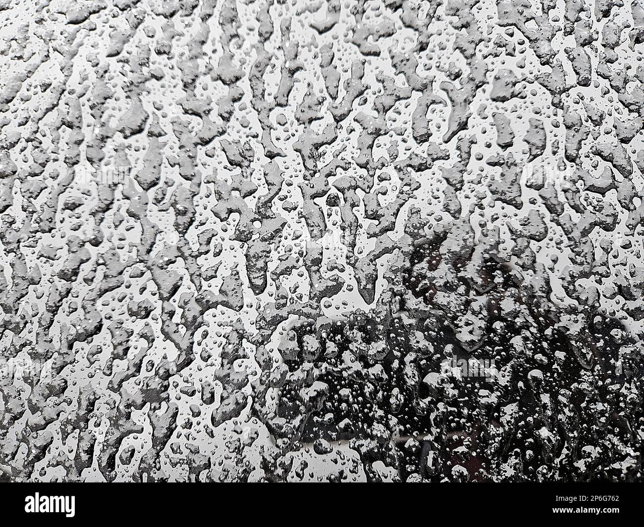Eisüberzug auf der Windschutzscheibe des Fahrzeugs Stockfoto