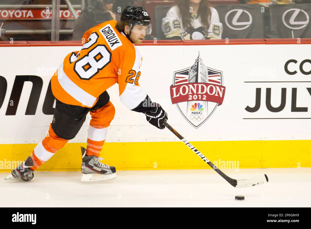 April 15, 2012: Philadelphia Flyers center Claude Giroux (28) in action with the puck during the NHL Eastern Conference Quarter-finals Game 3 between the Pittsburgh Penguins and Philadelphia Flyers at Well Fargo Center in Philadelphia, Pennsylvania. (Cal Sport Media via AP Images) Stockfoto