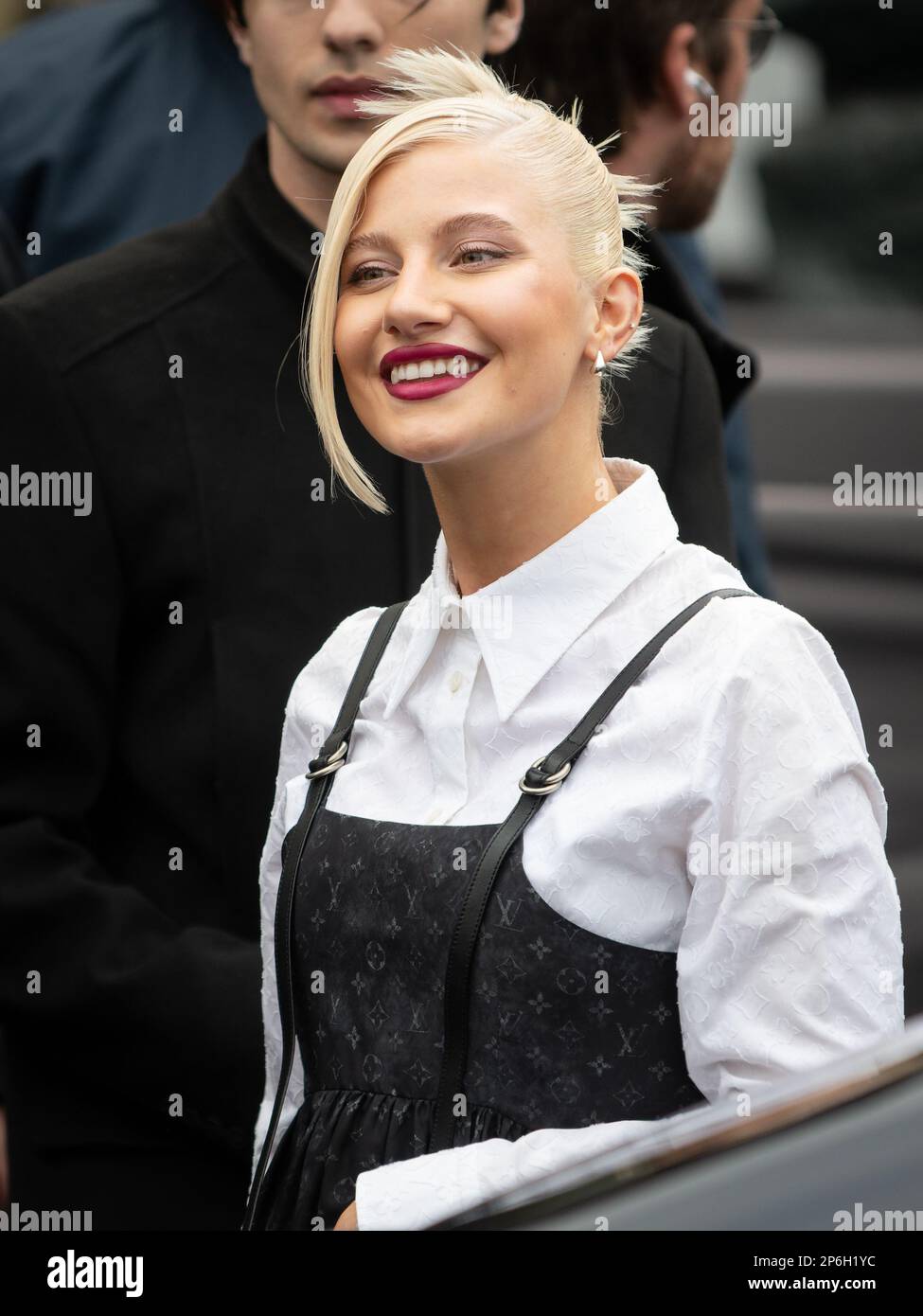 Paris, Frankreich - MÄRZ 03 2023 Kennedy Eurich Ankunft auf der Vuitton Frauenmode Herbst/Winter 2023 Show PARIS FASHION WEEK - Jacques Julien/Alamy Live News Stockfoto