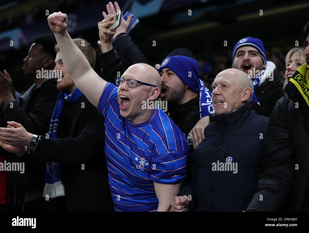 London, England, 7. März 2023. Chelsea-Fans feiern während des Spiels der UEFA Champions League auf der Stamford Bridge, London. Der Bildausdruck sollte lauten: David Klein/Sportimage Stockfoto