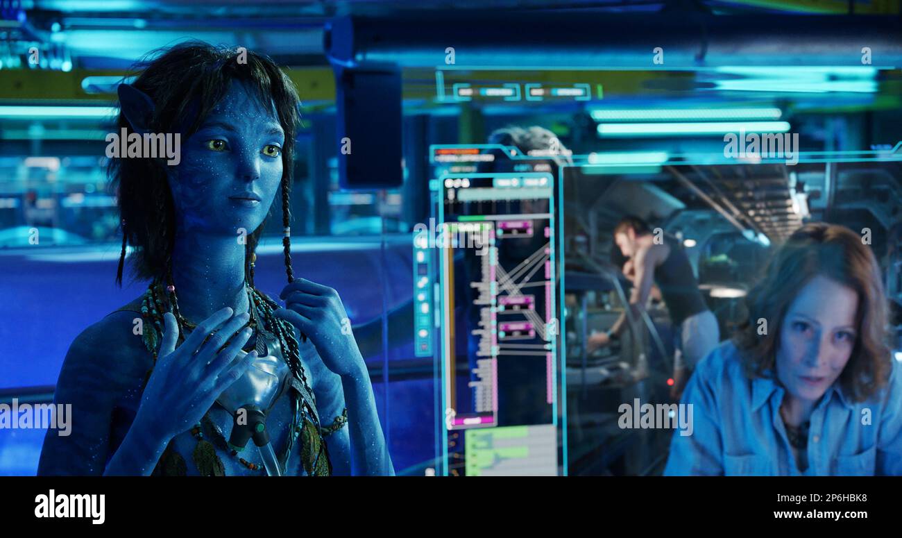 VERÖFFENTLICHUNGSDATUM: 16. Dezember 2022. TITEL: Avatar: Der Weg des Wassers. STUDIO: 20. Century Studios. DIREKTOR: James Cameron. Jake Sully lebt mit seiner neu gefundenen Familie, gegründet auf der extrasolaren Mondpandora. Sobald eine vertraute Bedrohung zurückkehrt, um das zu beenden, was zuvor begonnen wurde, muss Jake mit Neytiri und der Armee des Navi-Rennens zusammenarbeiten, um ihr Zuhause zu schützen. Mit Kiri/SIGOURNEY WEAVER als Dr. Grace Augustine. (Kreditbild: © 20. Century Studios/Entertainment Pictures/ZUMAPRESS.com) NUR REDAKTIONELLE VERWENDUNG! Nicht für den kommerziellen GEBRAUCH! Stockfoto