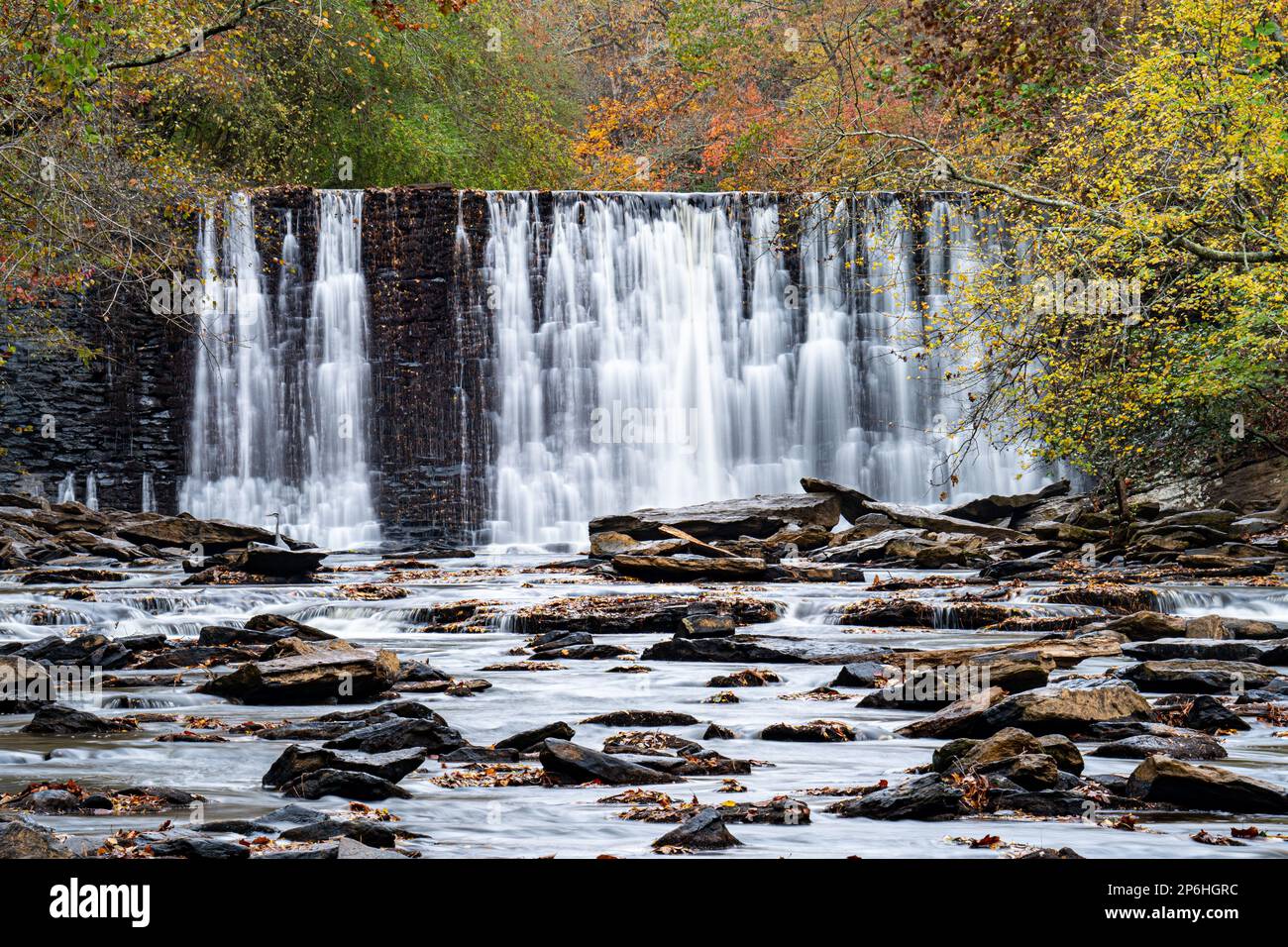 Die faszinierenden Roswell Mill Falls am Vickery Creek mit Herbstfarben Stockfoto