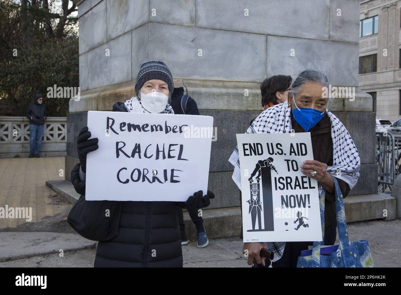 Juden und andere versammeln sich und marschieren in Brooklyn in der Nähe von Senator Chuck Schumers Haus und fordern von den USA, die Militärfinanzierung für Israel zu kürzen, angesichts von Anschlägen und der Tötung palästinensischer Zivilisten sowie der Zerstörung von Häusern und palästinensischem Eigentum im Westjordanland und anderswo. (Rachel Corrie ist Mitglied der pro-palästinensischen Gruppe Internationale Solidaritätsbewegung (ISM),[3] Sie wurde unter umstrittenen Umständen auf dem Höhepunkt der zweiten Intifada von einem gepanzerten Bulldozer der israelischen Verteidigungskräfte in einer Kampfzone im südlichen Gazastreifen zu Tode gequetscht) Stockfoto