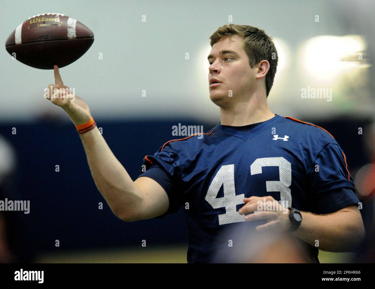 Auburn tight end Philip Lutzenkirchen spins a football during spring NCAA college football practice, Friday March 23, 2012 in Auburn, Ala. (AP Photo/The Birmingham News, Hal Yeager) MAGS OUT Stockfoto