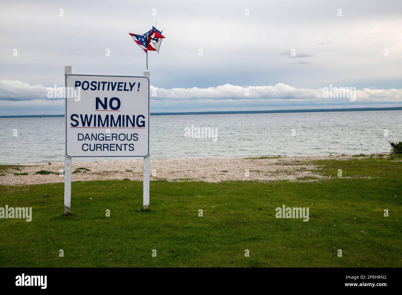Mackinac Island, Michigan. Kein Badeschild am Strand mit Blick auf Lake Huron wegen der gefährlichen Strömung. Stockfoto Mackinac Island, Michigan. Kein Badeschild am Strand mit Blick auf Lake Huron wegen der gefährlichen Strömung. Stockfoto