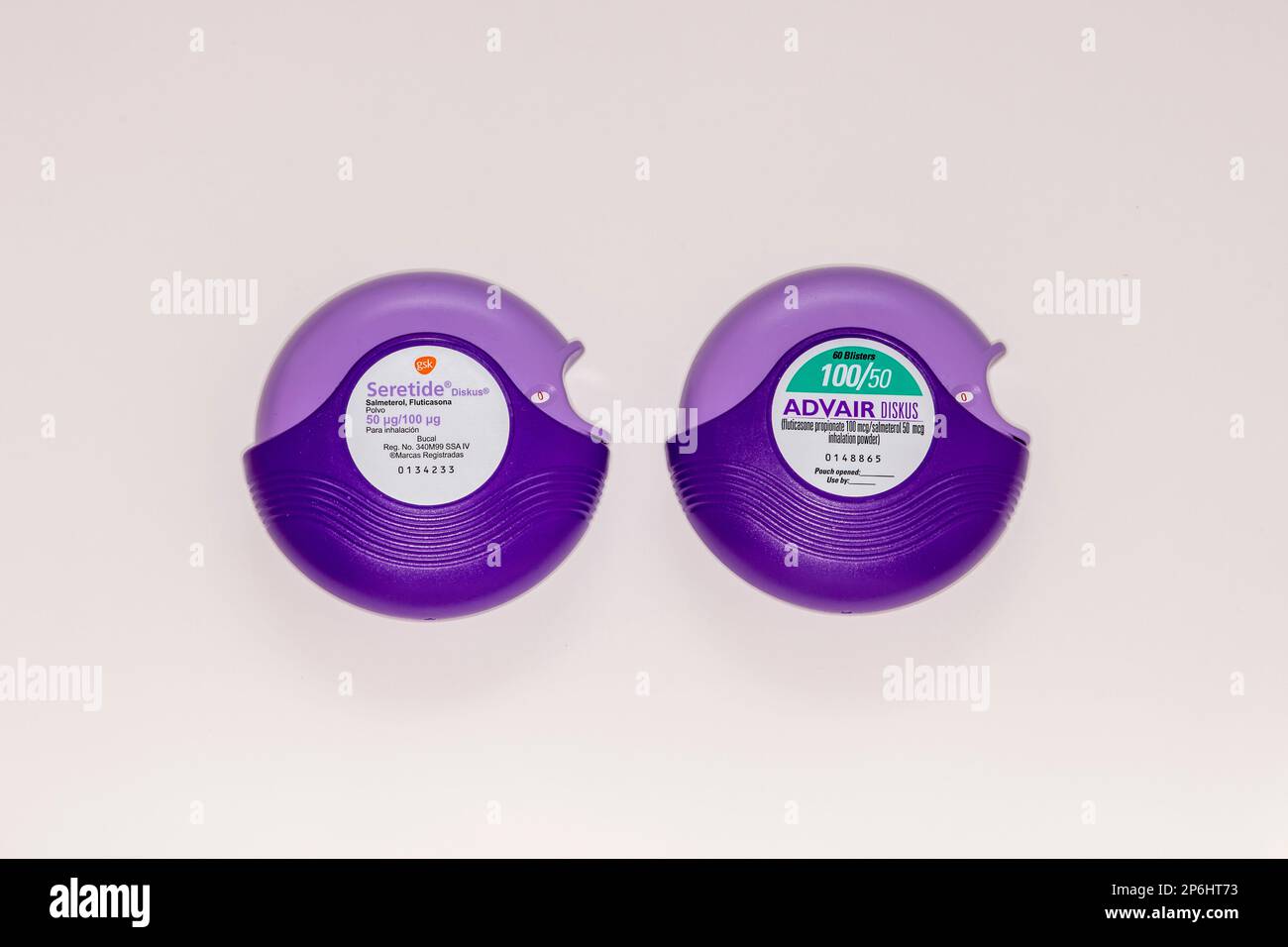 Advair-Vergleich mit Seretide, der für 20 in Mexiko gekauft wurde. 00. Bezahlte 60,00 für Advair in den USA. Stockfoto