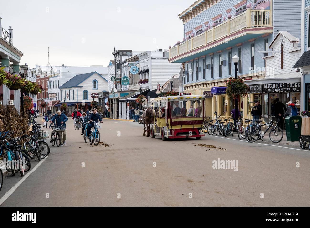 Mackinac Island, Michigan. Auf der Insel sind nur Pferde und Fahrräder erlaubt. Straßenszene der Hauptstraße in der Innenstadt. Stockfoto