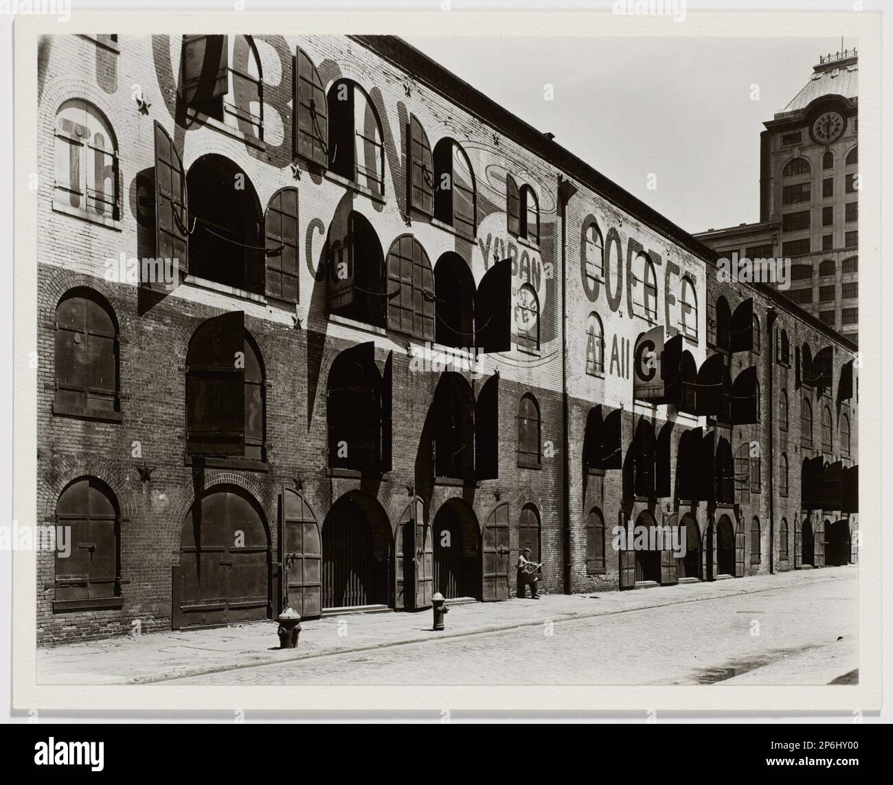 Berenice Abbott, Warehouse, Water and Dock Streets, New York , 1936, gedruckt 1982, Gelatine-Silberdruck. Stockfoto