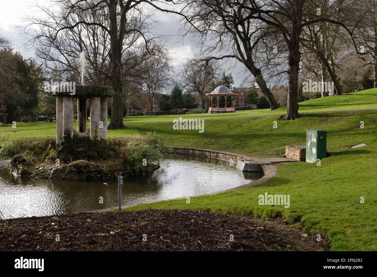 Springbrunnen und Bandstand in Lincoln Aboretum, England, Großbritannien Stockfoto