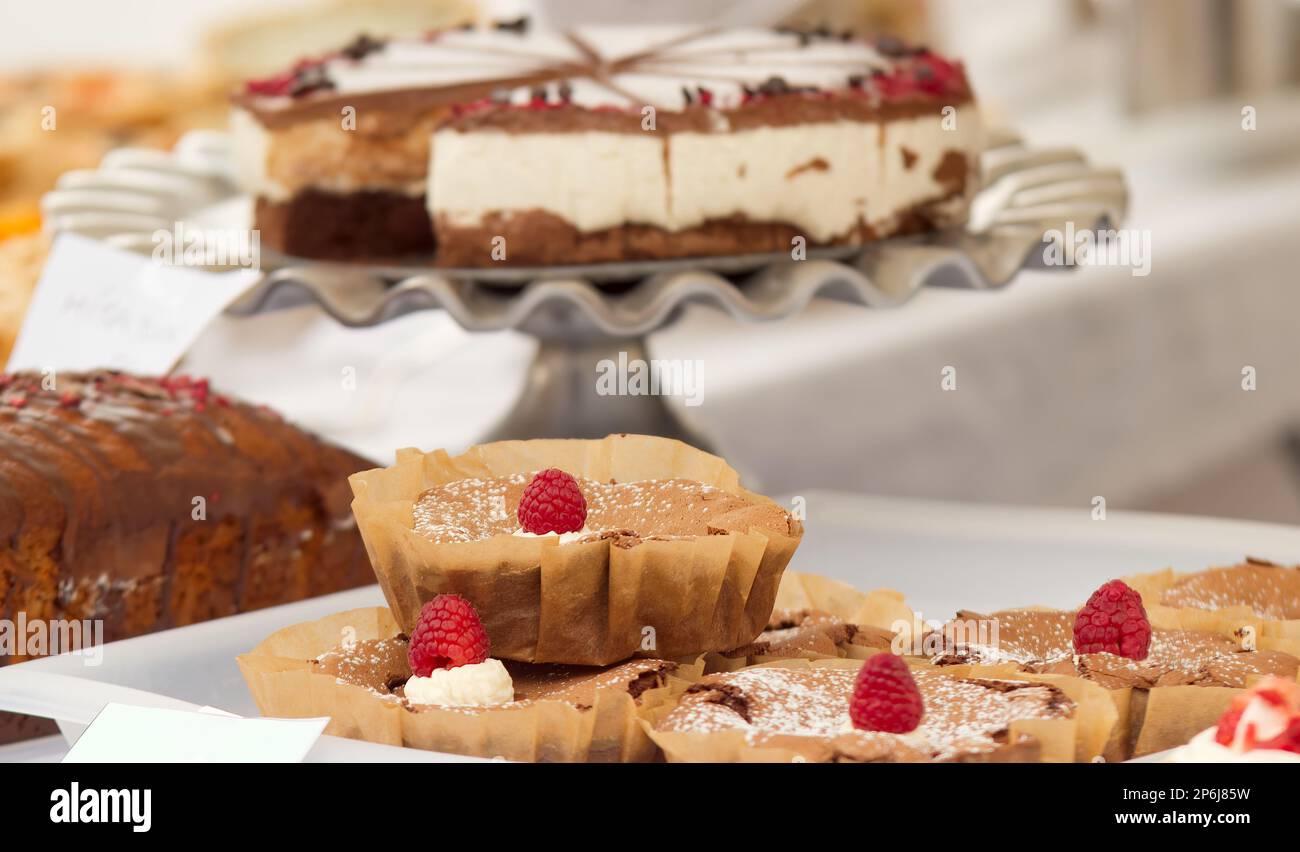 Brownies mit Sahne und Himbeeren am Bäckereistand im Prager Bauernmarkt Stockfoto