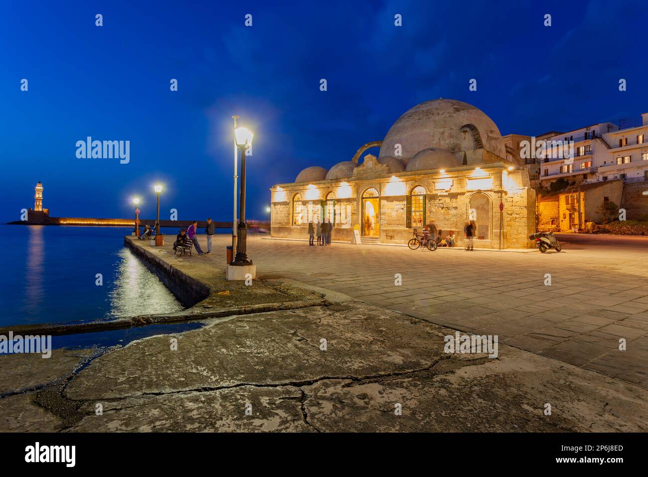 Blick auf den alten venezianischen Hafen von Haniaa und die Janissars-Moschee. Kreta, Griechenland. Stockfoto