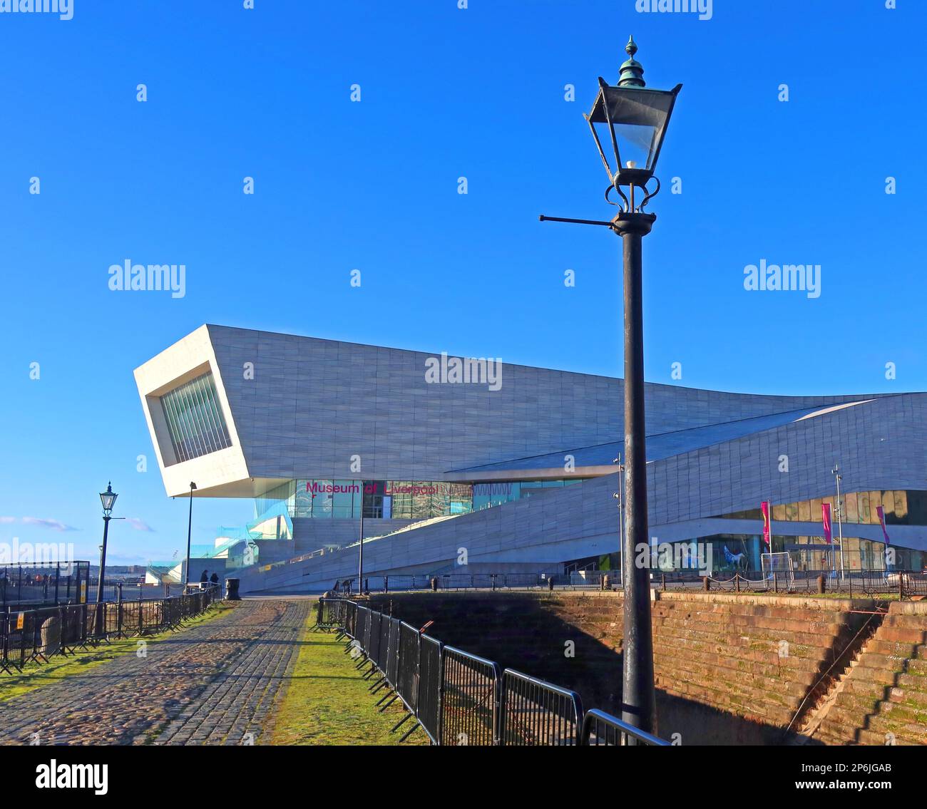 Museum of Liverpool Life, from Maritime Museum Dry Dock, with Victorian Street gaslamp, Merseyside, England, UK, L3 4AD Stockfoto