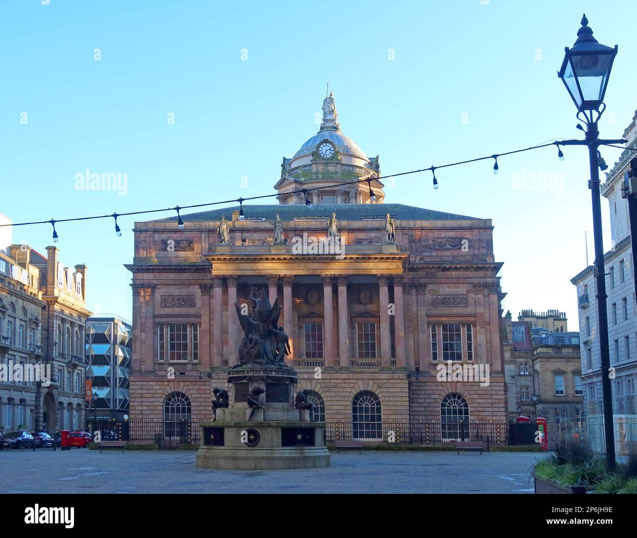 Das Rathaus des späten georgianischen Liverpools wird von Exchange Flags, Nelson Monument, Statue, Liverpool, Merseyside, ENGLAND, GROSSBRITANNIEN, L2 3YL Stockfoto