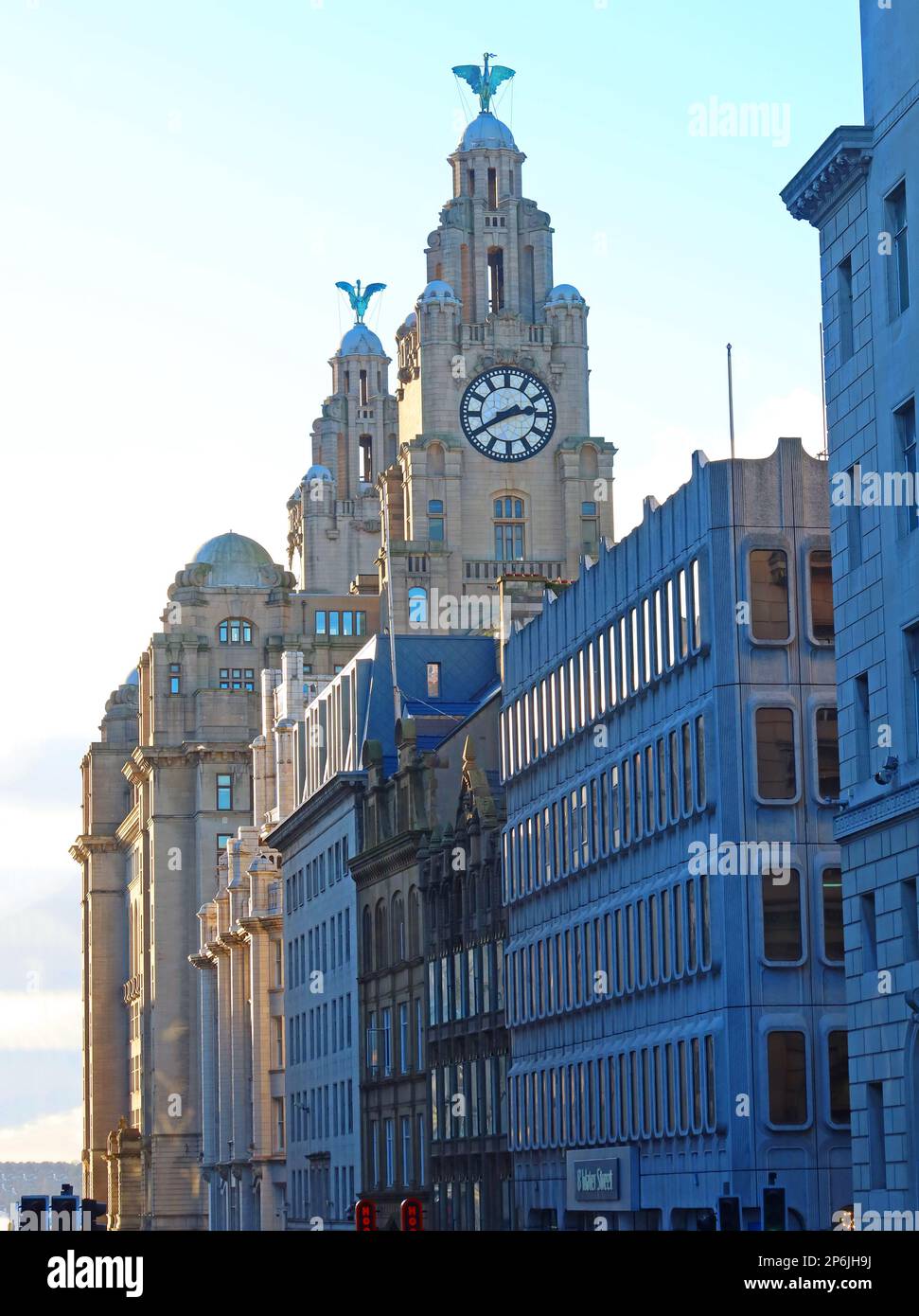 Die klassische und moderne Architektur von Liverpool steht im Kontrast. Blick nach Westen auf die Dale Street, Royal Liver Building 1911 und 1970er Bürofrontages Stockfoto