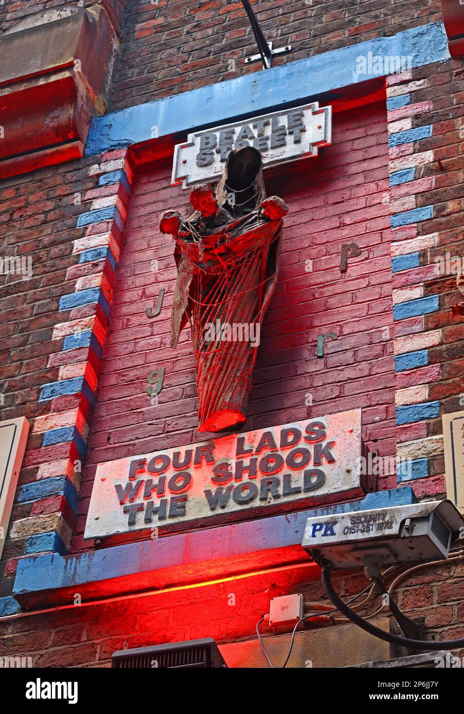 Beatle Street, vier Männer, die die Welt erschütterten, Arthur Dooley Kunstwerke und Statue, Mathew Street, Liverpool, Merseyside, England, UK, L2 Stockfoto