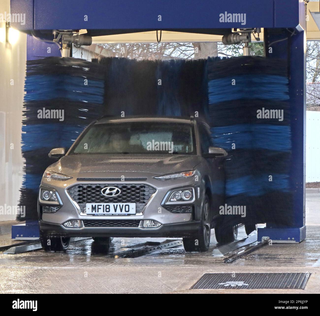 Silber Hyundai Saloon wird in einer automatischen Autowaschanlage gewaschen, an einer Tankstelle, Esso Rontec, 661-663 Knutsford Rd, Latchford East, Warrington WA4 1J Stockfoto