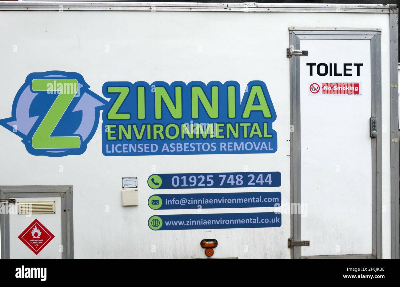 Auftragnehmer für lizenzierte Asbestbeseitigungsdienste, Zinnia Environmental, in Latchford, Warrington, Cheshire, England, Großbritannien Stockfoto