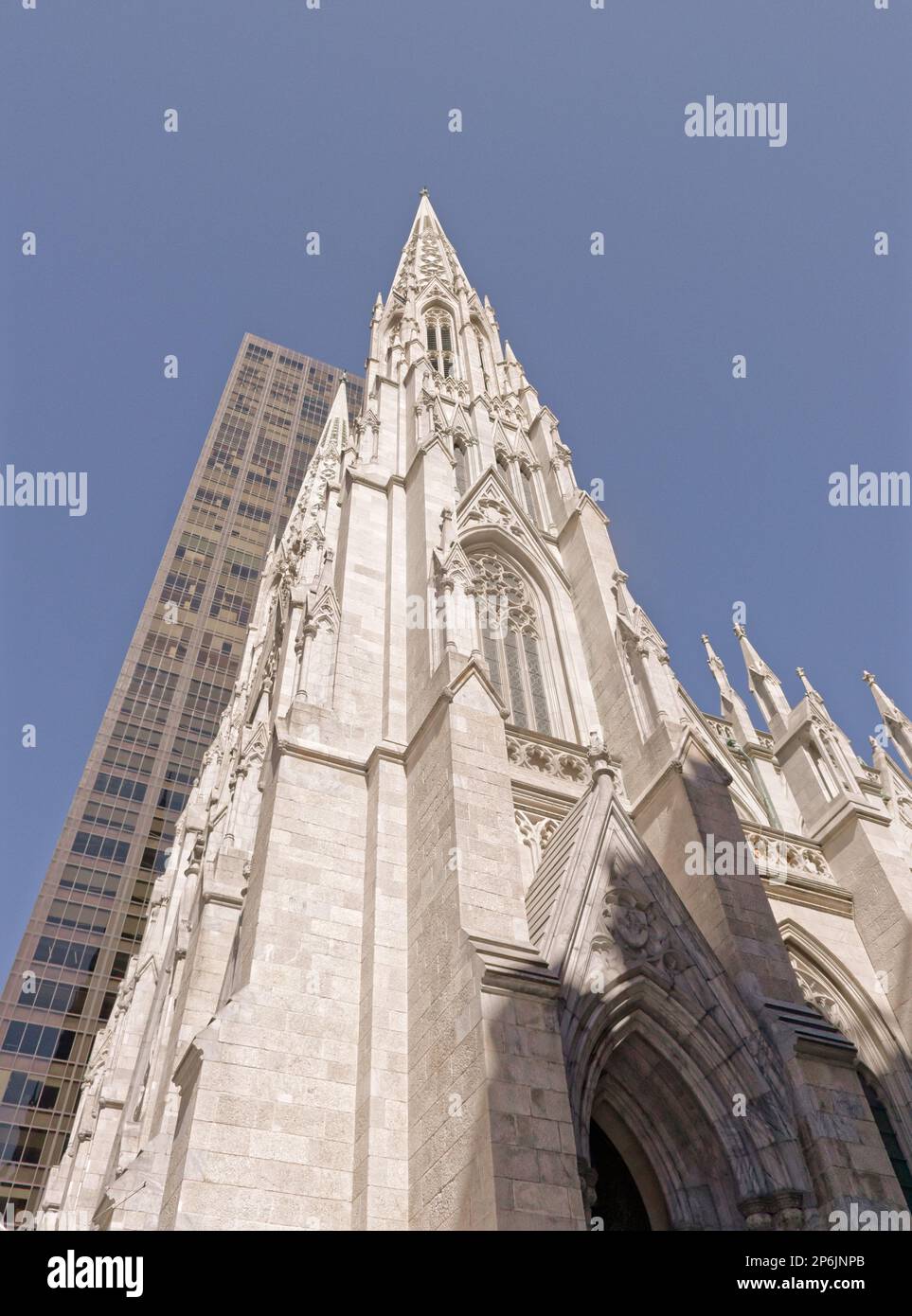 NEW YORK CITY - 11. September 2022: New York City ist die bevölkerungsreichste Stadt der Vereinigten Staaten und mit über 60 Millionen Besuchern pro Jahr Stockfoto