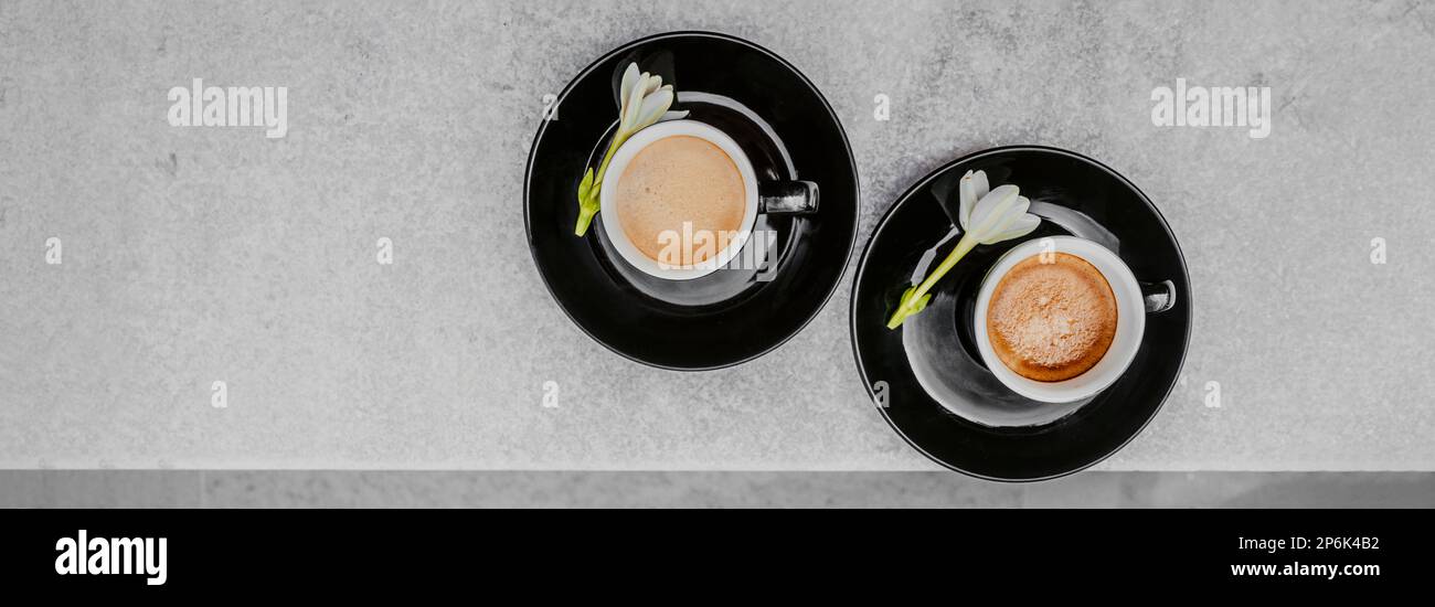 Kaffeetassen in schwarzen Tassen, Blick von oben in einem Luxusrestaurant oder Café. Espresso-Untertasse und Tasse für zwei Personen im hochwertigen Resort-Hotel. Panorama-Banner-Paar Stockfoto