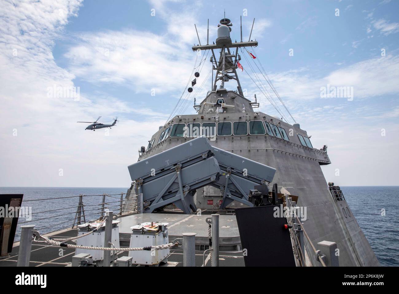 230301-N-HG846-1040 STRASSE VON MALAKKA (1. März 2023) – ein MH-60s Seahawk, der den „Blackjacks“ des Helicopter Sea Combat Squadron (HSC) 21 zugewiesen wurde, startet vom Küstenschiff der Independence-Variante USS Charleston (LCS 18) in der Straße von Malakka, 1. März. Charleston, Teil des Destroyer-Geschwaders 7, befindet sich im Rotationseinsatz und operiert im US-Flottengebiet 7., um die Interoperabilität mit Alliierten und Partnern zu verbessern und als einsatzbereite Einsatztruppe zur Unterstützung einer freien und offenen Region im Indo-Pazifik-Raum zu dienen. (USA Marinebild von Mass Communication Specialist 2. Klasse Daniel Serianni) Stockfoto