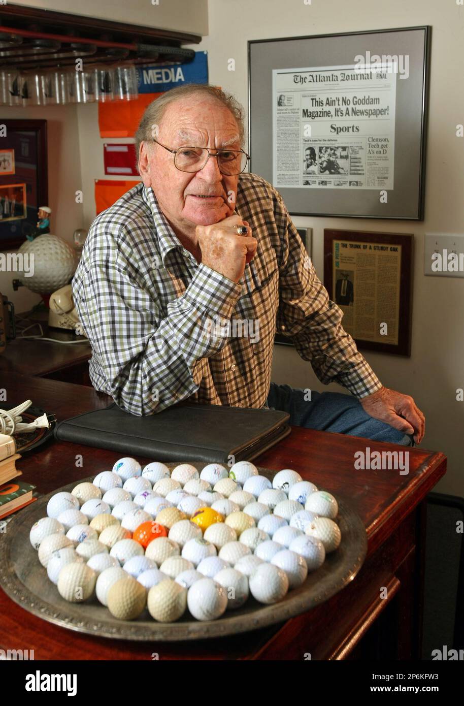 Portrait of award winning AJC sports writer Furman Bisher in his basement full of memorabilia Friday afternoon in Fayetteville, Ga., Oct. 9, 2009. Shown in the background is a framed sports page from the Atlanta Journal from the 1980s that was given to him by the late AJC columnists Luis Grizzard. Also shown are a collection of golf balls he's collected from various golf country clubs in the world. ( Jason Getz /Atlanta Journal-Constitution via AP) Stockfoto