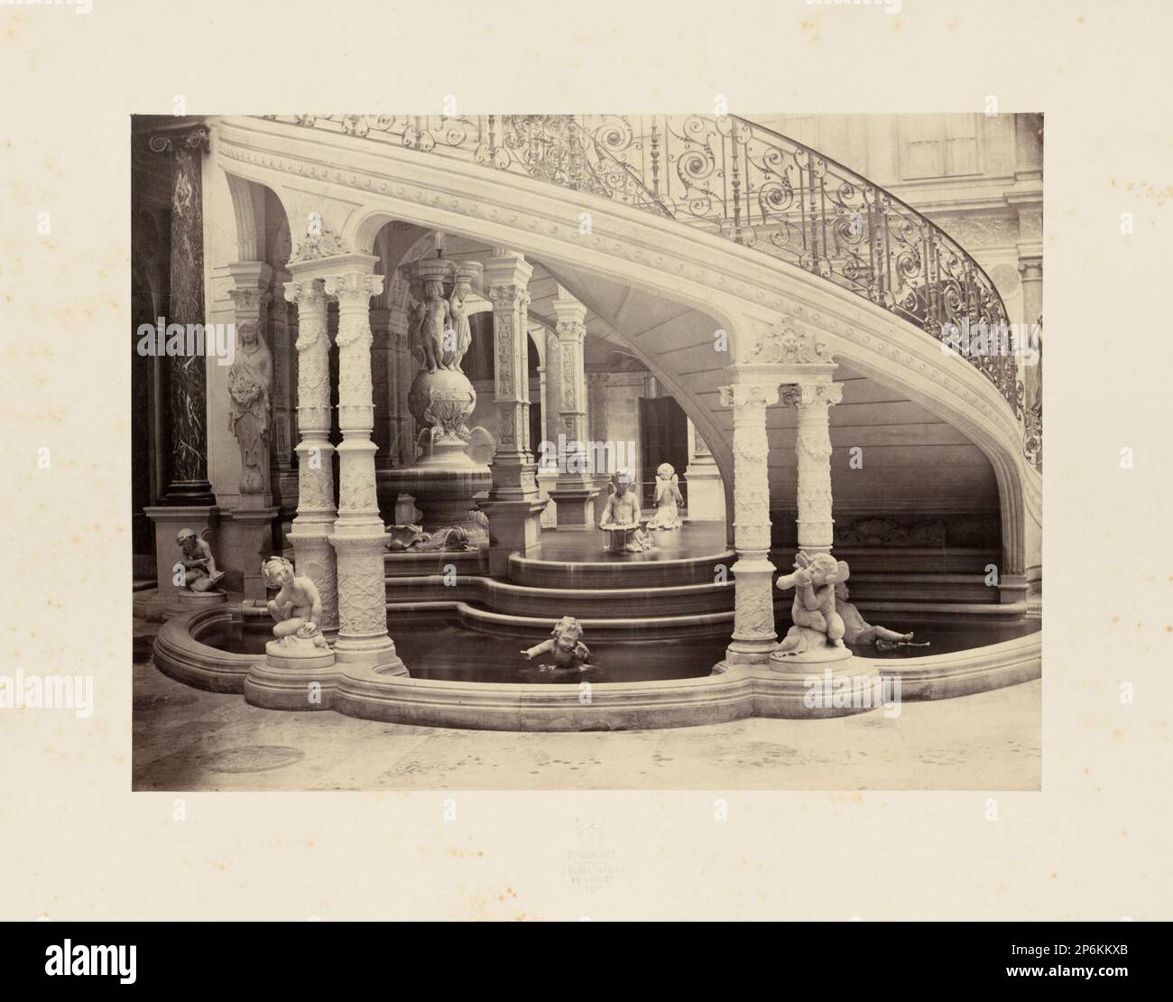Charles Marville, Interior of the Hotel de Ville, l’escalier á double révolution de la cour Louis XIV, c. 1865, Albumindruck aus Nasskollodion negativ. Stockfoto