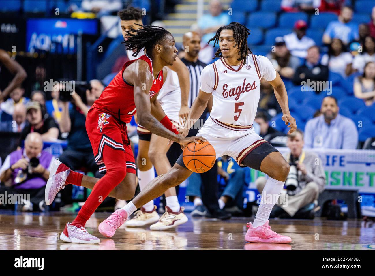 7. März 2023: Louisville Cardinals Guard Mike James (1), links, fährt auf Boston College Eagles Guard DeMarr Langford Jr. (5) während der ersten Runde des Men's ACC Tournament am Greensboro Coliseum in Greensboro, NC. (Scott Kinser/Cal Sport Media) Stockfoto