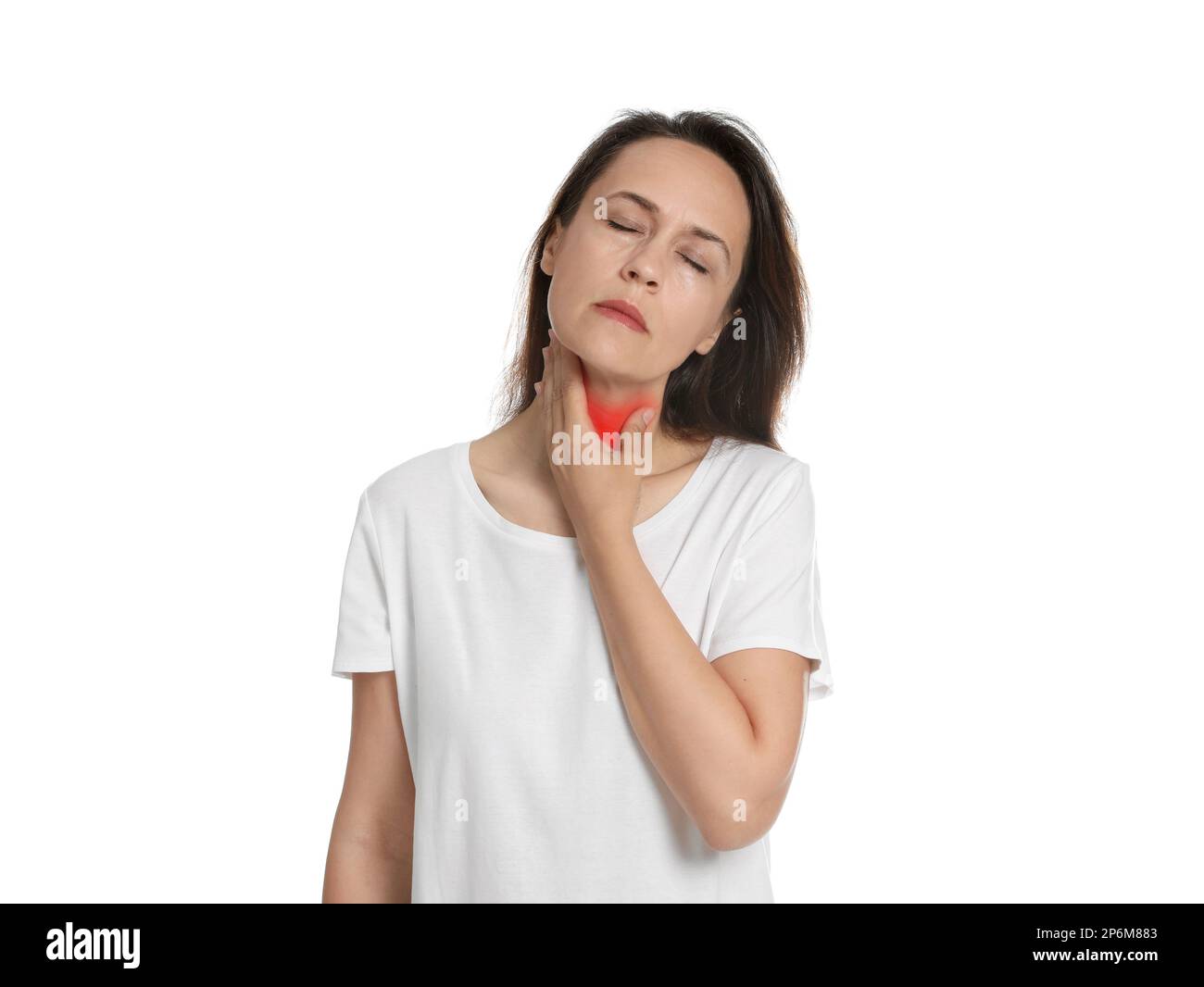 Reife Frau, die Schilddrüsen-Selbstuntersuchung auf weißem Hintergrund durchführt Stockfoto