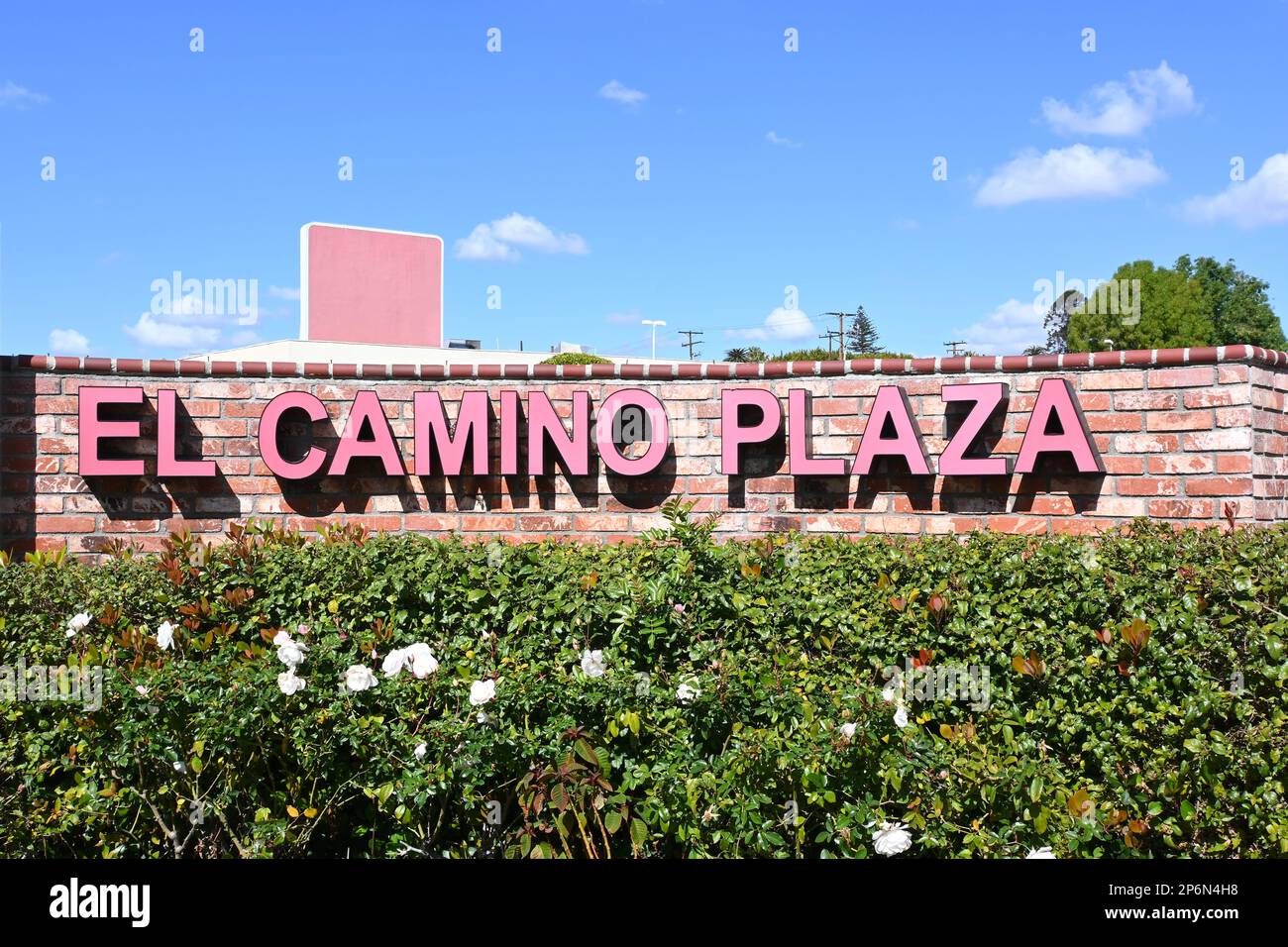 TUSTIN, KALIFORNIEN - 7. MÄRZ 2023: El Camino Plaza Schild, ein Einkaufszentrum in der Altstadt von Tustin. Stockfoto