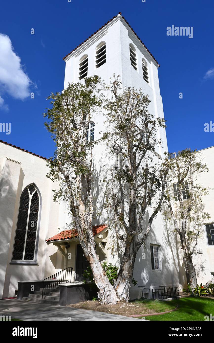 TUSTIN, KALIFORNIEN - 7. MÄRZ 2023: Glockenturm an der Tustin Presbyterian Church in der Altstadt von Tustin. Stockfoto