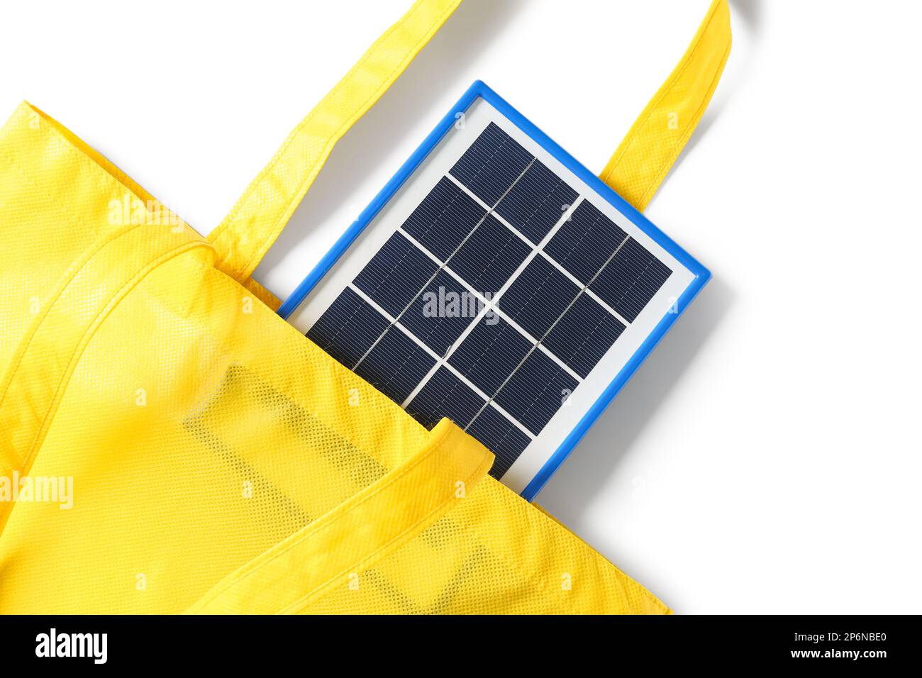 Tasche mit tragbarem Solarmodul auf weißem Hintergrund, Nahaufnahme Stockfoto